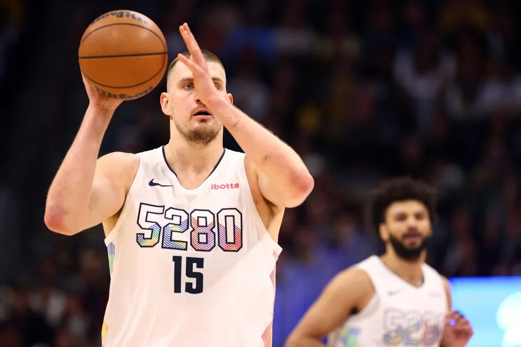 Nikola Jokic en la victoria de los Nuggets sobre los Suns (GETTY IMAGES)