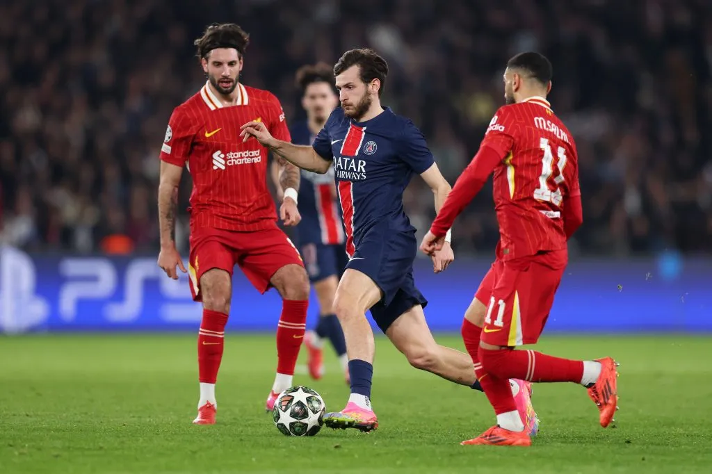 Khvicha Kvaratskhelia, Mohamed Salah y Dominik Szoboszlai en el partido de ida (GETTY IMAGES)