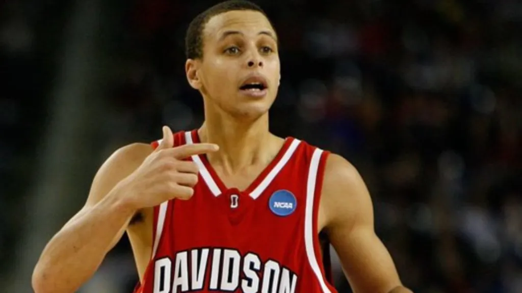 Un joven Stephen Curry jugando con Davidson College. (X)