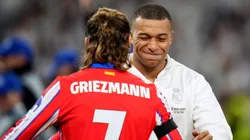 Griezmann y Mbappé se saludan en el juego de ida de los octavos de final de Champions League.