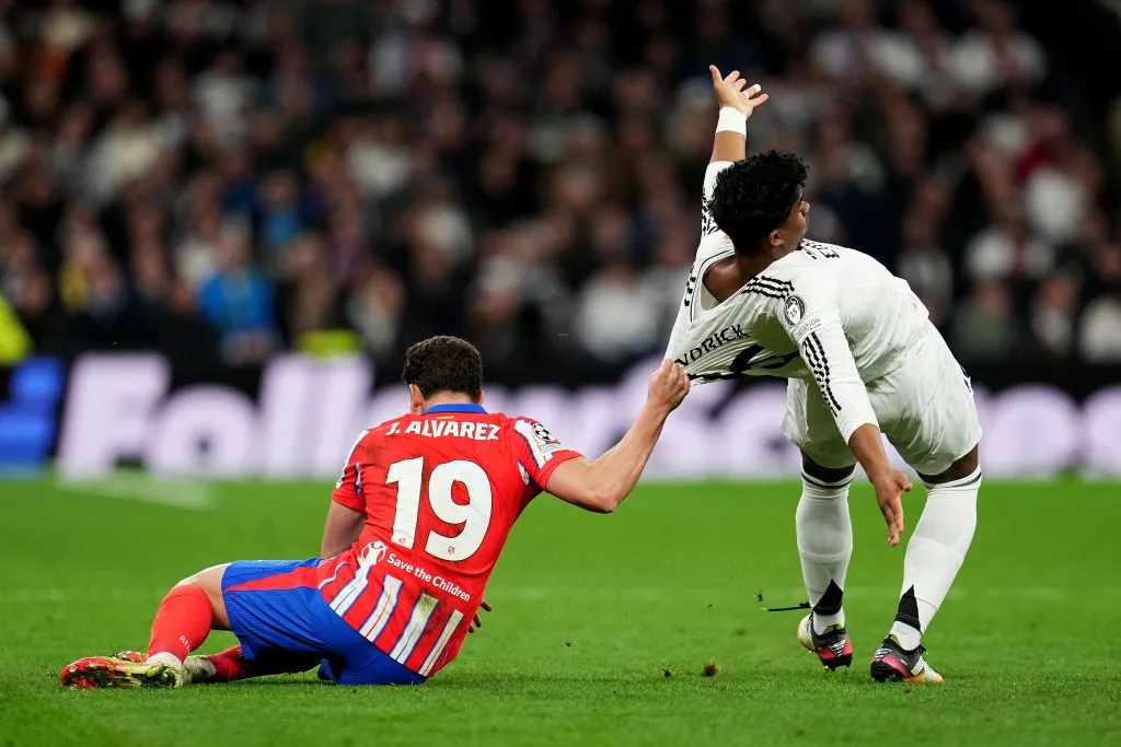 Julián Álvarez sujeta de la camiseta de Endrick en el Santiago Bernabéu (GETTY IMAGES)