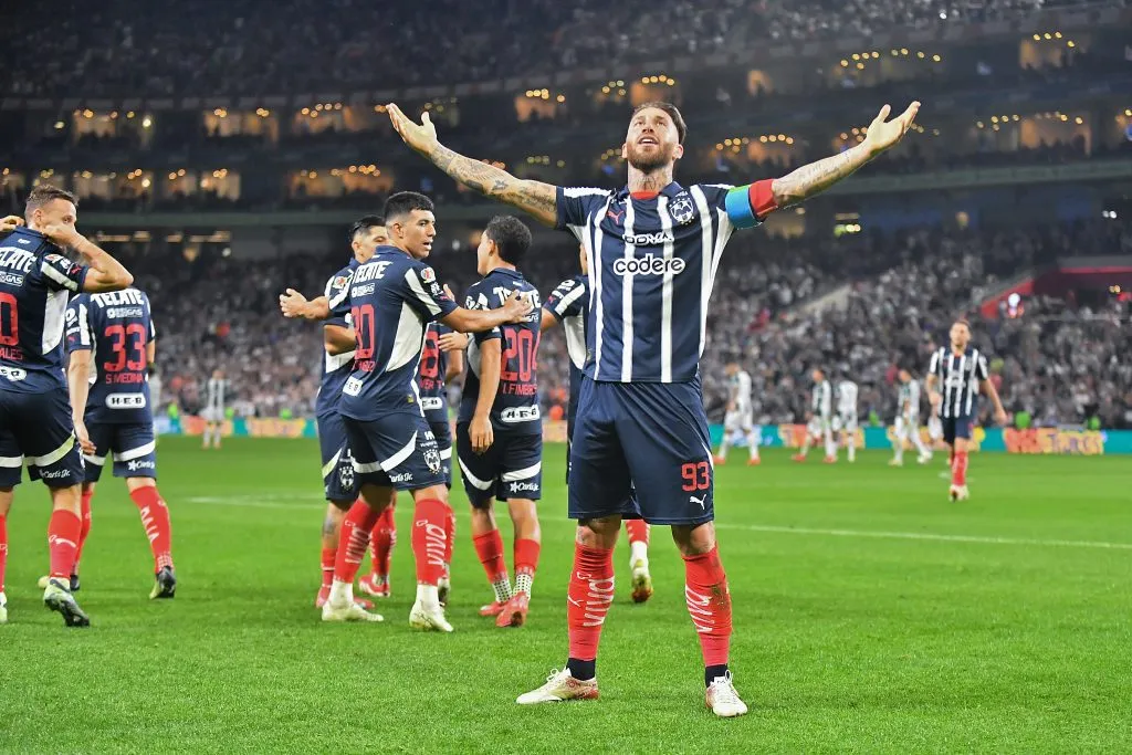 Sergio Ramos celebra un gol con la playera de Rayados (GETTY IMAGES)