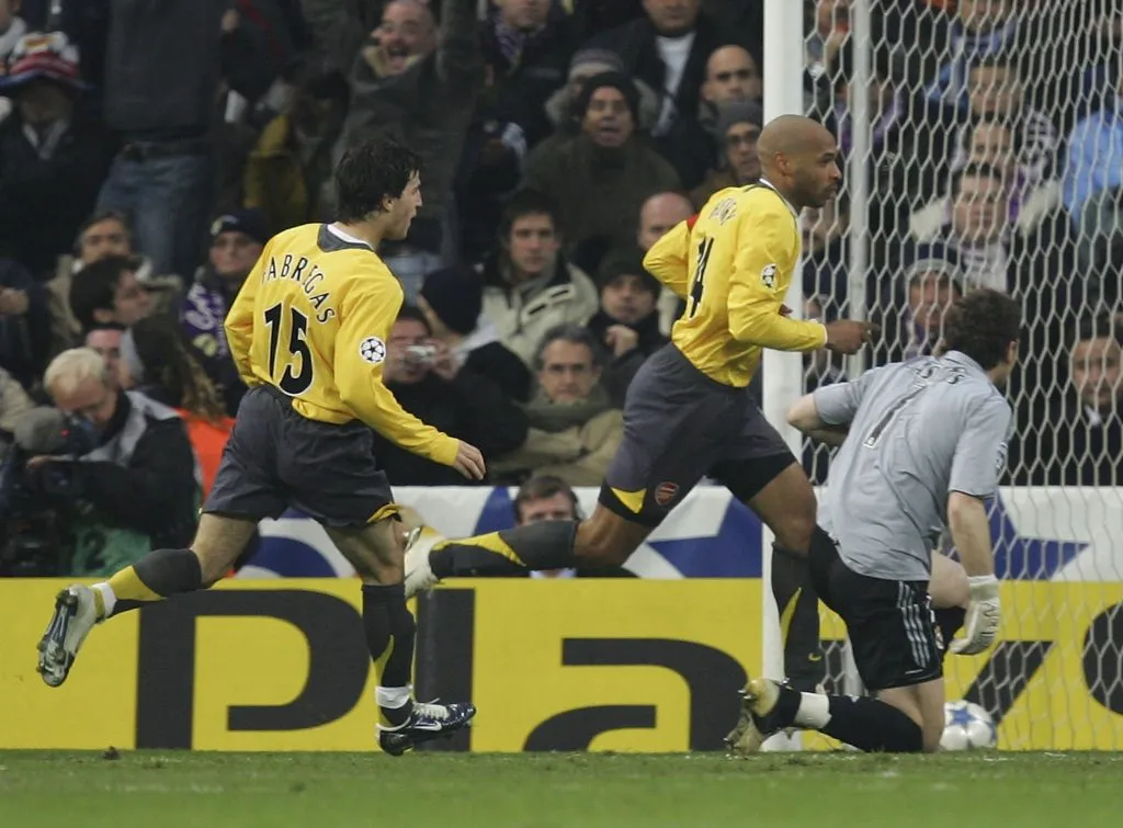 Thierry Henry corre a celebrar su gol contra Real Madrid en los octavos de final de la UEFA Champions League 2005/06 (GETTY IMAGES)