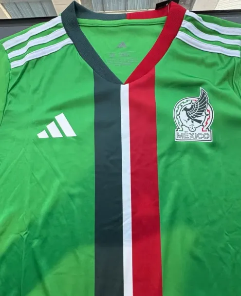 El modelo de la playera de la Selección Mexicana que ya se vende. [Foto: Récord]