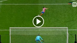 Julián Álvarez convirtió el penal pero se lo anularon.