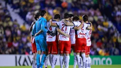 Aficionados de Chivas cargan contra un jugado