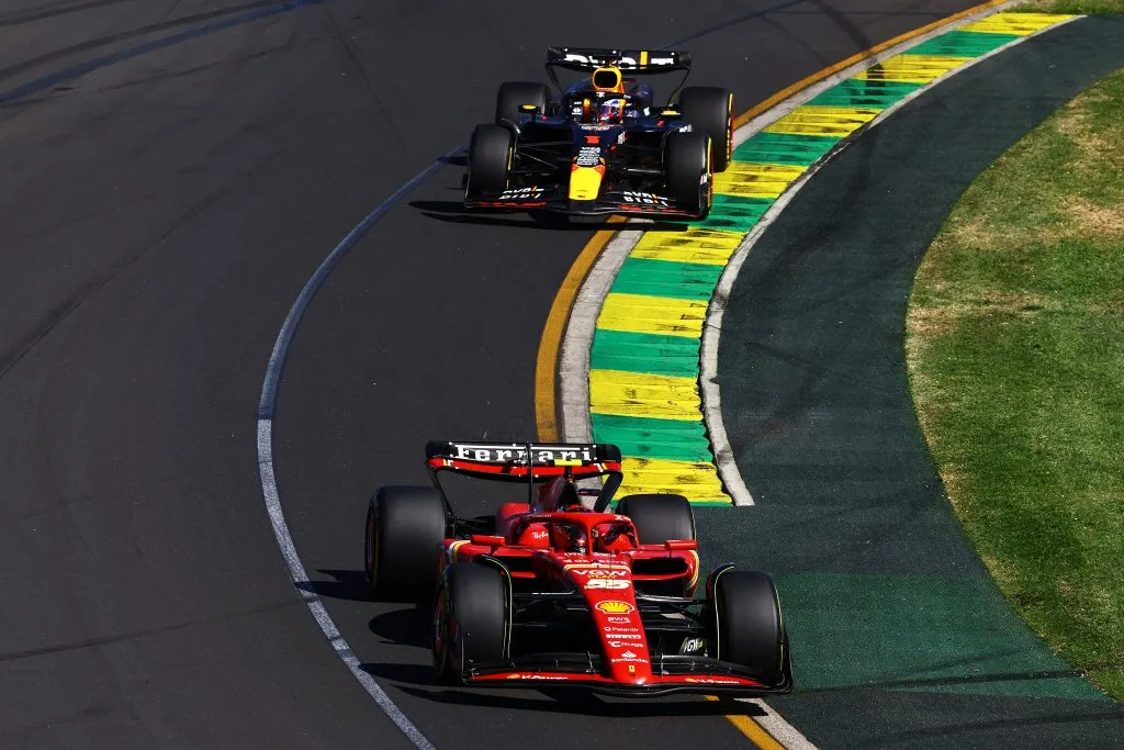 Max Verstappen persigue a Carlos Sainz en el GP de Australia 2024 (GETTY IMAGES)