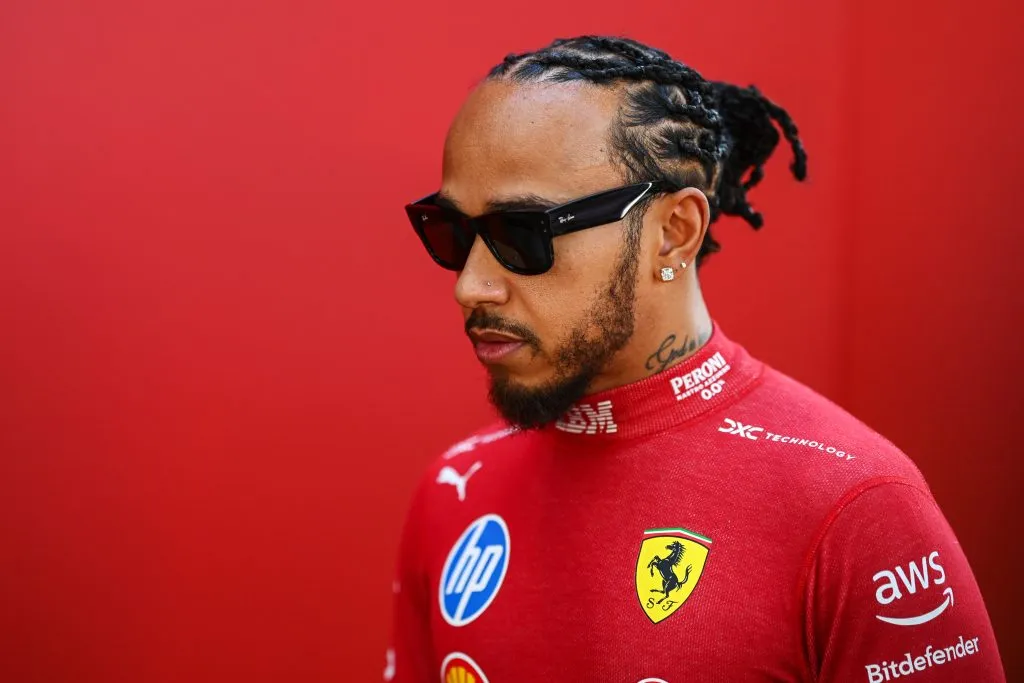 Lewis Hamilton con el mono de Ferrari (GETTY IMAGES)