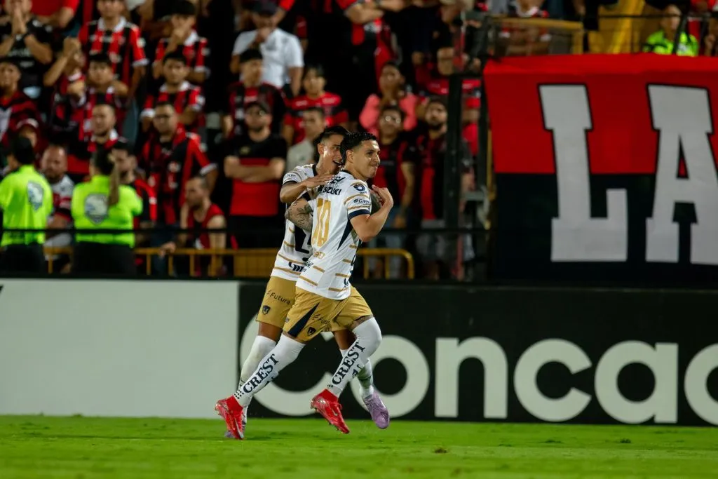Leo Suárez convirtió un golazo ante Alajuelense (@PumasMX)