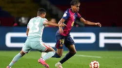 Lamine Yamal disputa la pelota con Reinildo Mandava en el empate 4-4 entre Barcelona y Atlético Madrid por Copa del Rey.