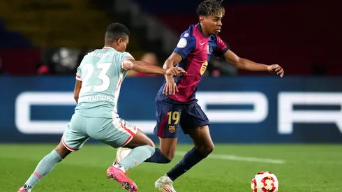Lamine Yamal disputa la pelota con Reinildo Mandava en el empate 4-4 entre Barcelona y Atlético Madrid por Copa del Rey.