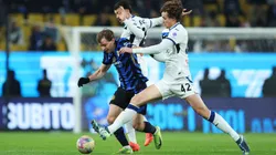 Nicolo Barella disputa la pelota con Giorgio Scalvini en la semifinal de la Supercopa de Italia 2024-2025.