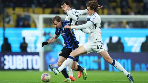 Nicolo Barella disputa la pelota con Giorgio Scalvini en la semifinal de la Supercopa de Italia 2024-2025.