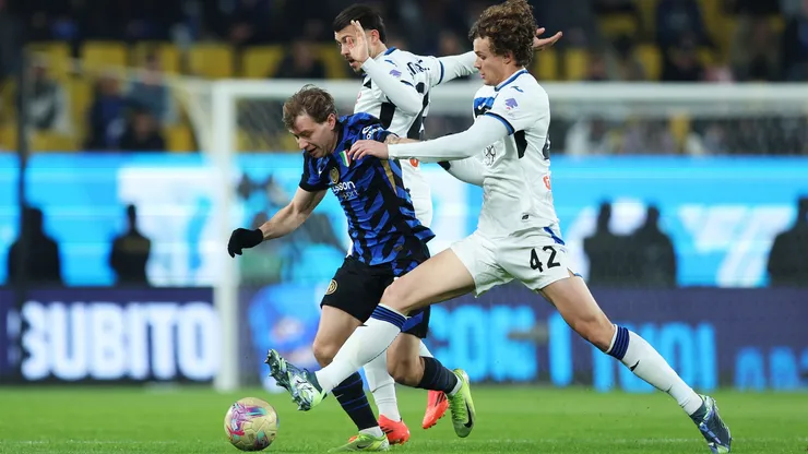 Nicolo Barella disputa la pelota con Giorgio Scalvini en la semifinal de la Supercopa de Italia 2024-2025.