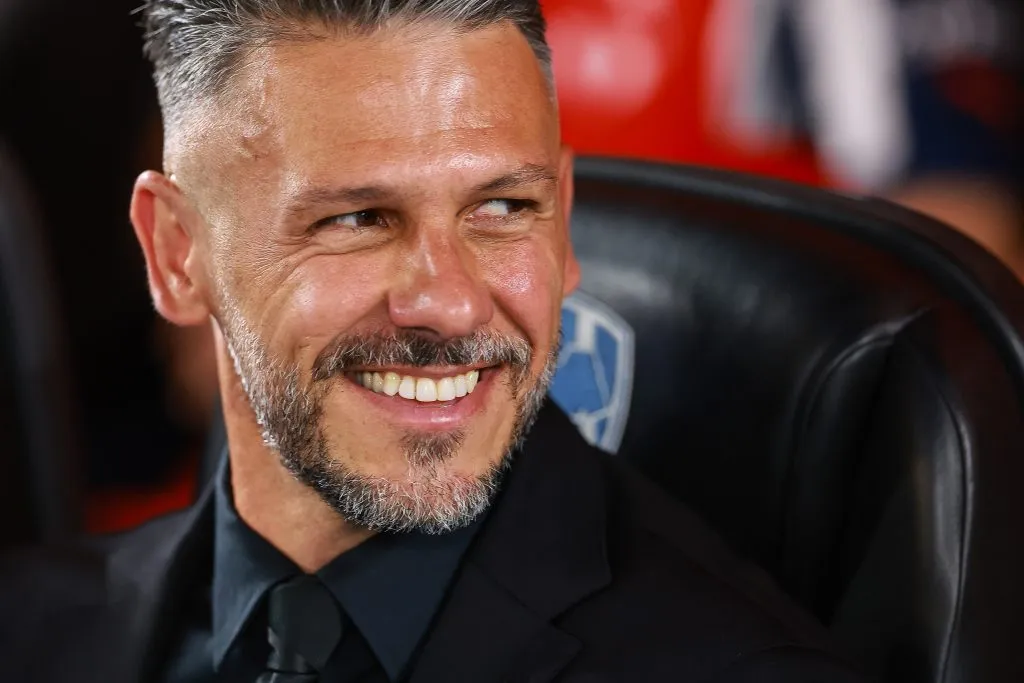 Martín Demichelis sonríe; aún tiene banca y sigue en Monterrey [Foto: Getty]
