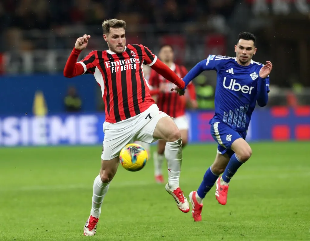 Santiago Giménez en el partido ante Como (Getty Images)