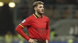 Santiago Giménez no es titular contra Bologna