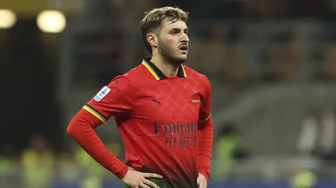 Santiago Giménez no es titular contra Bologna