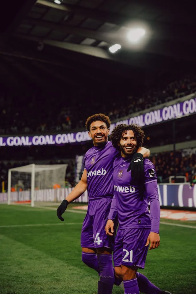 César Huerta festeja en la goleada de Anderlecht sobre Cercle Brugge junto con el brasileño Adryelson. (Anderlecht oficial)