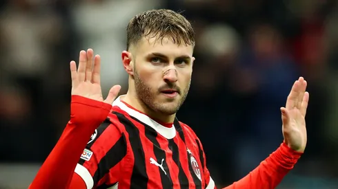 MILAN, ITALY – FEBRUARY 18: Santiago Gimenez of AC Milan celebrates scoring his team's first goal during the UEFA Champions League 2024/25 League Knockout Play-off second leg match between AC Milan and Feyenoord at San Siro Stadium on February 18, 2025 in Milan, Italy. (Photo by Marco Luzzani/Getty Images)