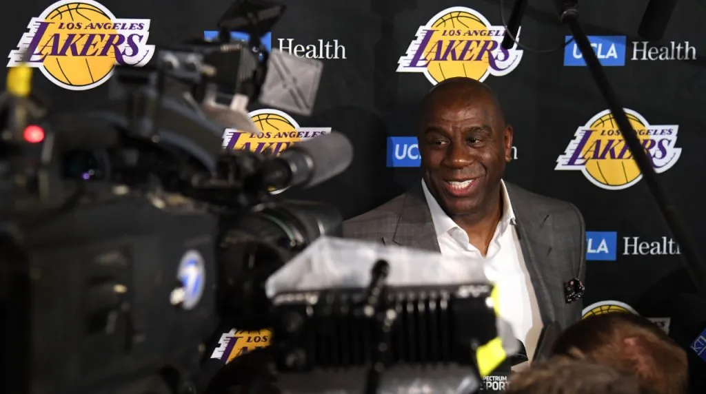 Magic Johnson ganó 5 títulos con Lakers. (Foto: Getty Images)