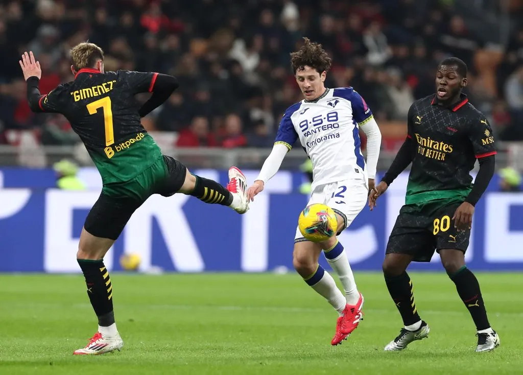 Santiago Giménez y Musah compartiendo cancha en Milan (Getty Images)