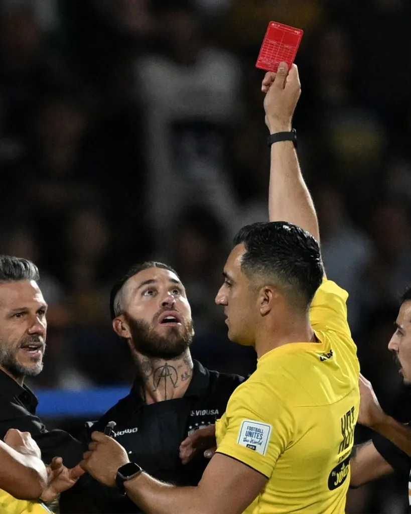 La ‘sorpresa’ de Sergio Ramos al recibir la tarjeta roja [Foto: Liga MX]