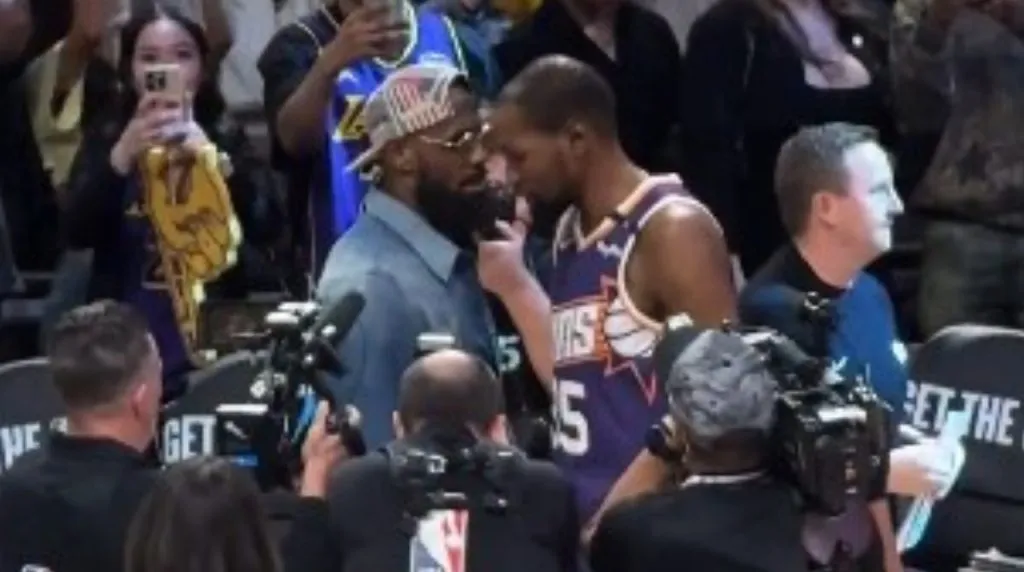 La conversación entre LeBron y Durant en Lakers vs. Suns. (Foto: X / @LADEig)