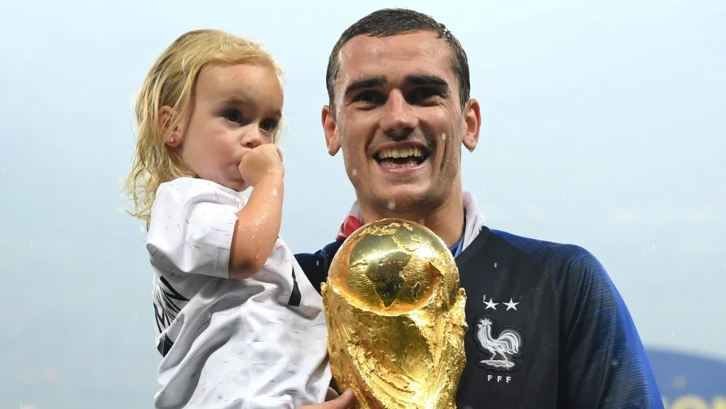 Antoine Griezmann y su hija Mia celebrando el Mundial 2018 en Rusia. (GETTY IMAGES)