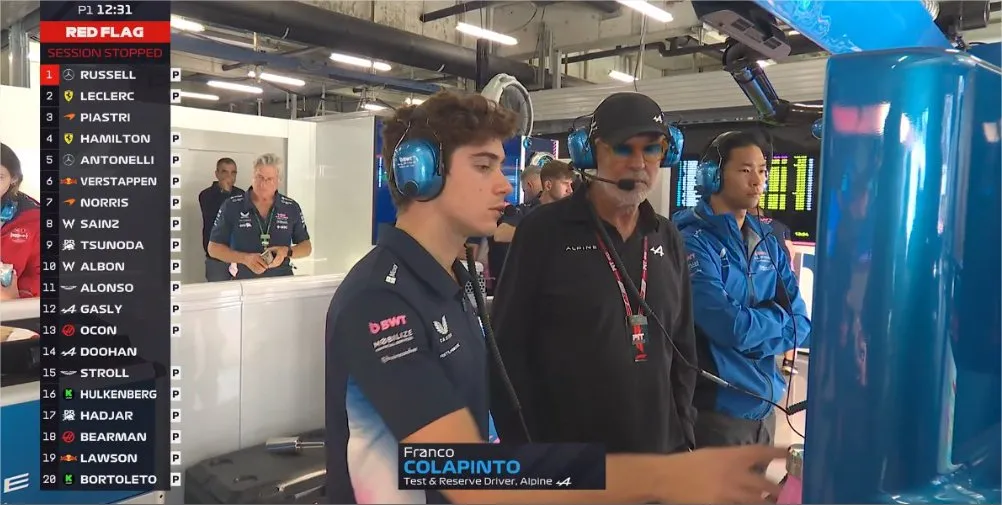 Franco Colapinto junto a Flavio Briatore en la FP1 del GP de China (FOTO: Captura de la transmisión)