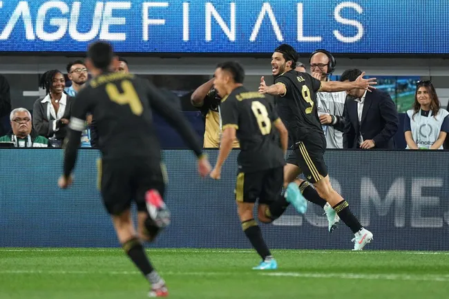 El festejo alocado de Raúl Jiménez por su conquista en CONCACAF [Foto: Getty]