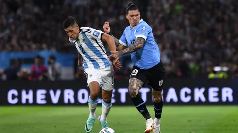 Uruguay y Argentina chocan por las Eliminatorias.