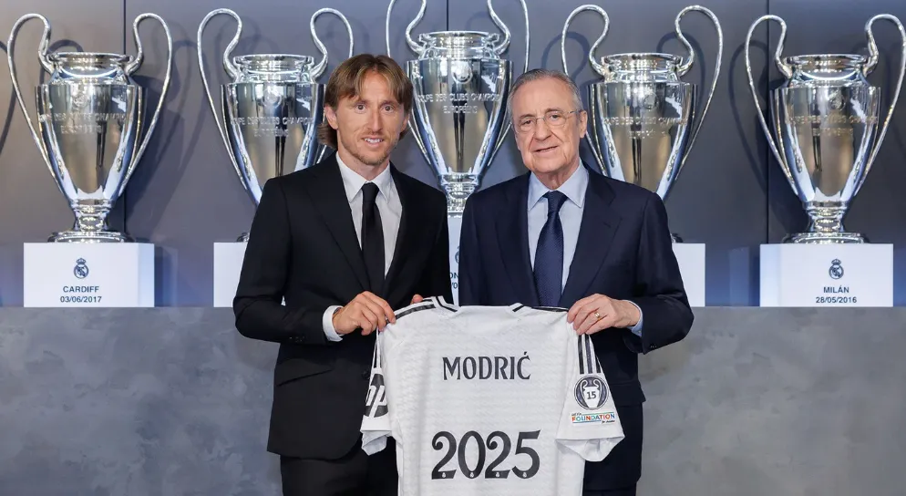 Luka Modric junto a Florentino Pérez, presidente de Real Madrid, tras prolongar su contrato hasta julio de este 2025. (Real Madrid oficial)