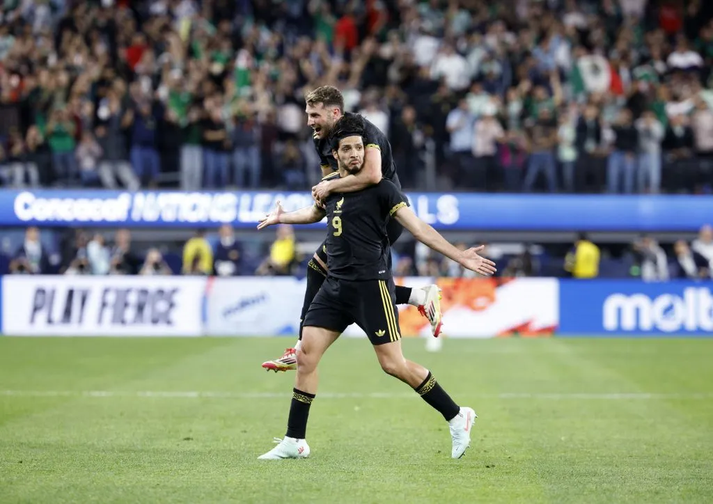Herrera se mostró feliz por la decisión de Javier Aguirre de darle rodaje a la dupla de Santiago Giménez y Raúl Jiménez. (Getty Images)