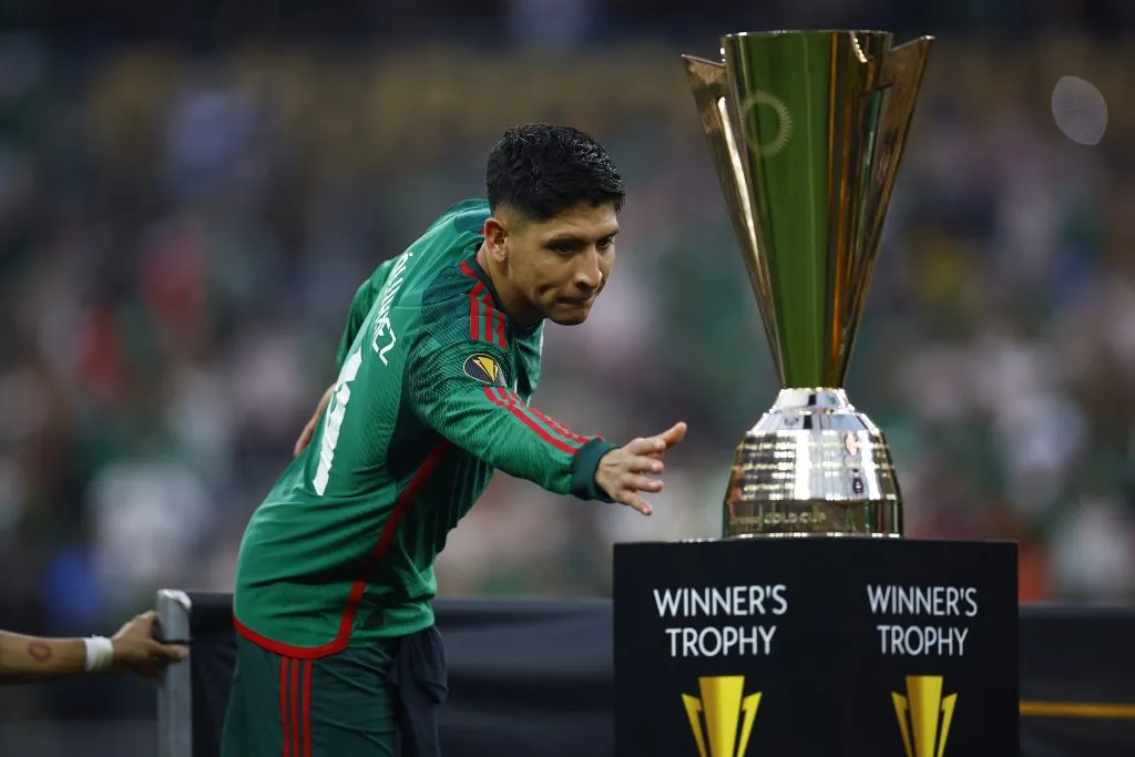 Edson Álvarez tocando el último trofeo ganado por México [Foto: Getty]