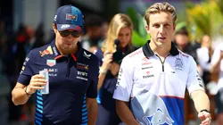 Checo Pérez camina a la par de Liam Lawson