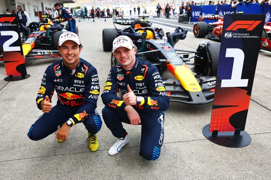 Checo Pérez y Max Verstappen tras conseguir un 1-2 en la carrera del GP de Japón 2024 (GETTY IMAGES)