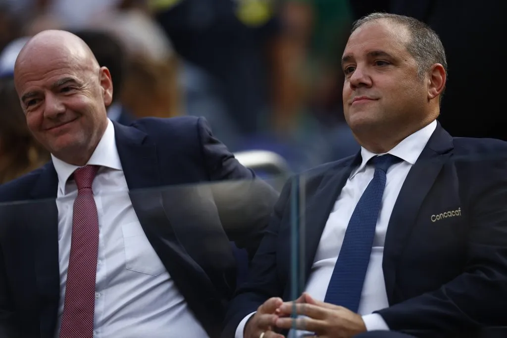 Víctor Montagliani con Gianni Infantino, mandamás de FIFA (Getty Images)