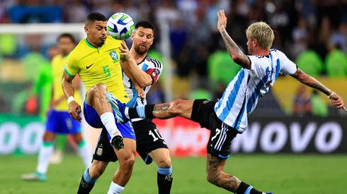 Disputa de un balón entre Lionel Messi, Rodrigo De Paul y André en el Estadio Maracaná