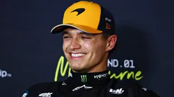 Lando Norris, piloto de McLaren, sonríe en zona de prensa