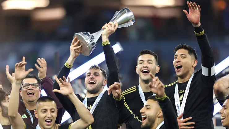 Santiago Giménez campeón con México