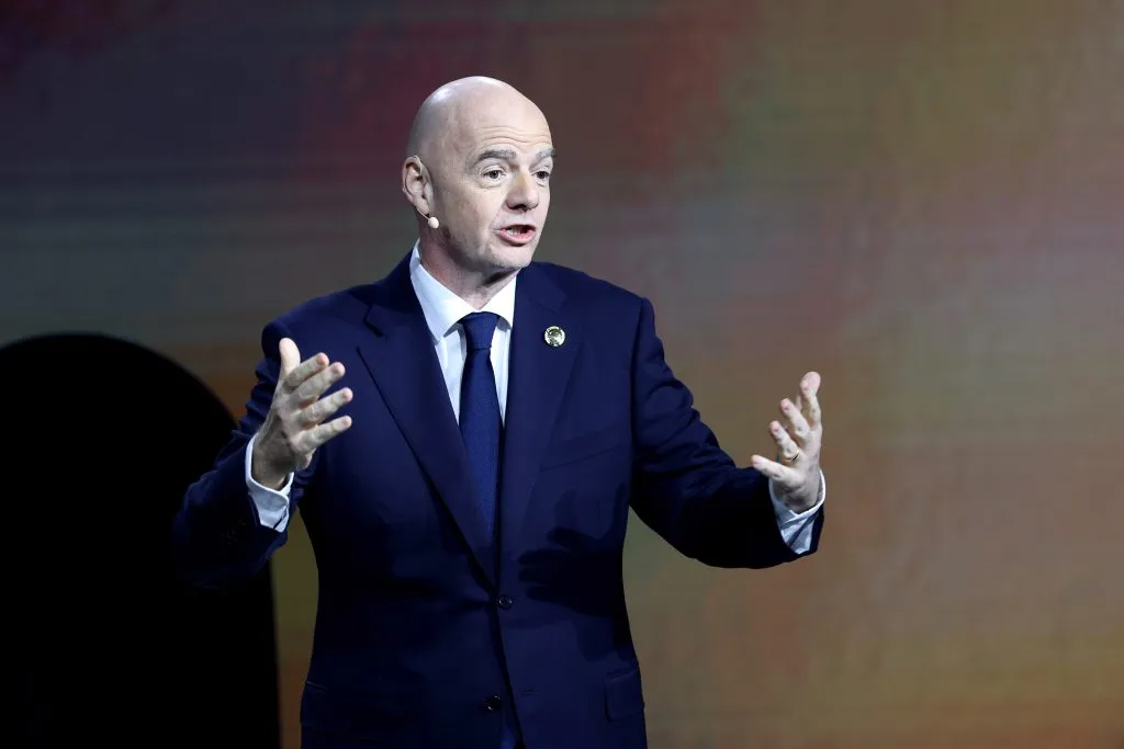 Infantino atiende de cerca un episodio impensado con una Selección [Foto: Getty]