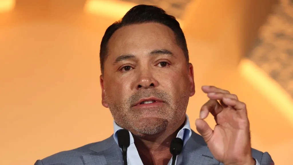 Óscar de la Hoya contundente sobre la pelea entre Canelo Álvarez y Terence Crawford.