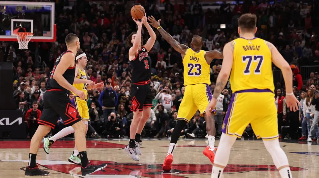 La jugada de Giddey contra LeBron en Lakers vs. Bulls. (Foto: Getty Images)