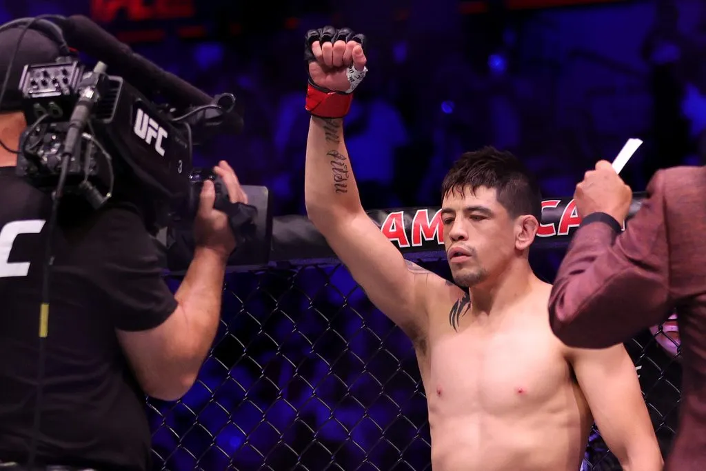 Brandon Moreno en el octágono de la UFC (GETTY IMAGES)
