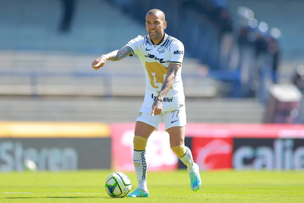 Dani Alves solo alcanzó a jugar 13 partidos en Pumas UNAM. (Getty Images)