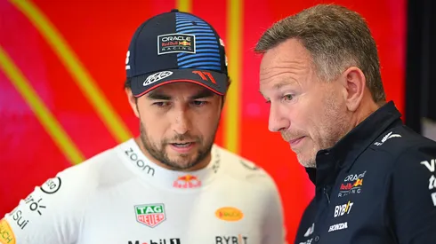 Checo Pérez platica con Christian Horner