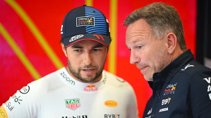Checo Pérez platica con Christian Horner