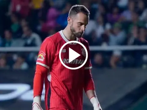 ¡Qué has hecho, Pau! El insólito 'blooper' del portero López en Toluca-Pachuca