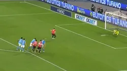 ¡Santiago Giménez falla penalti para Milan ante Napoli!